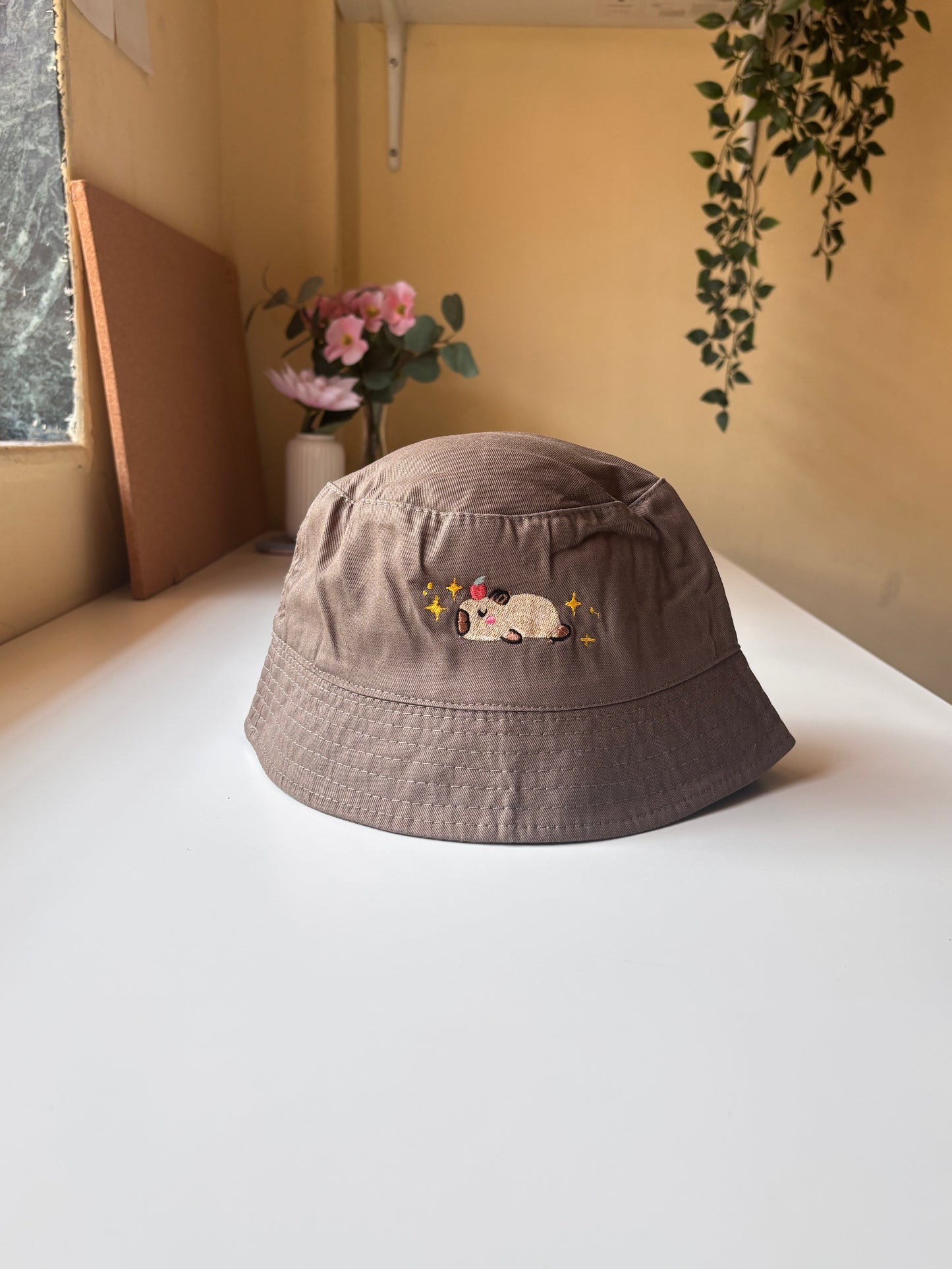 Sleepy capybara bucket hat