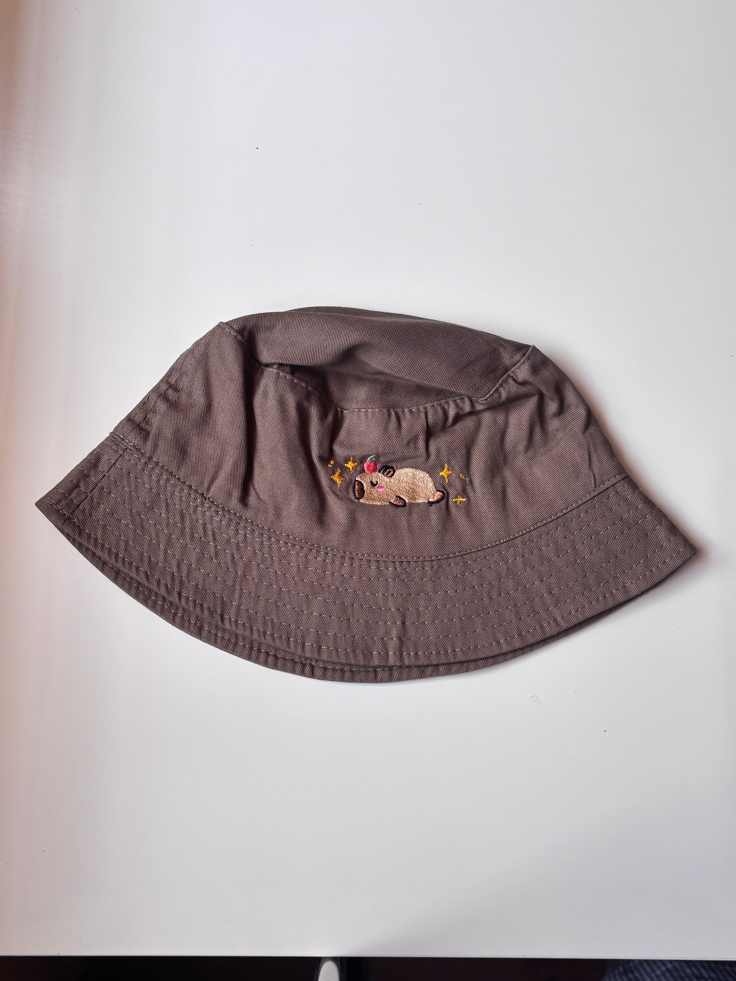 Sleepy capybara bucket hat