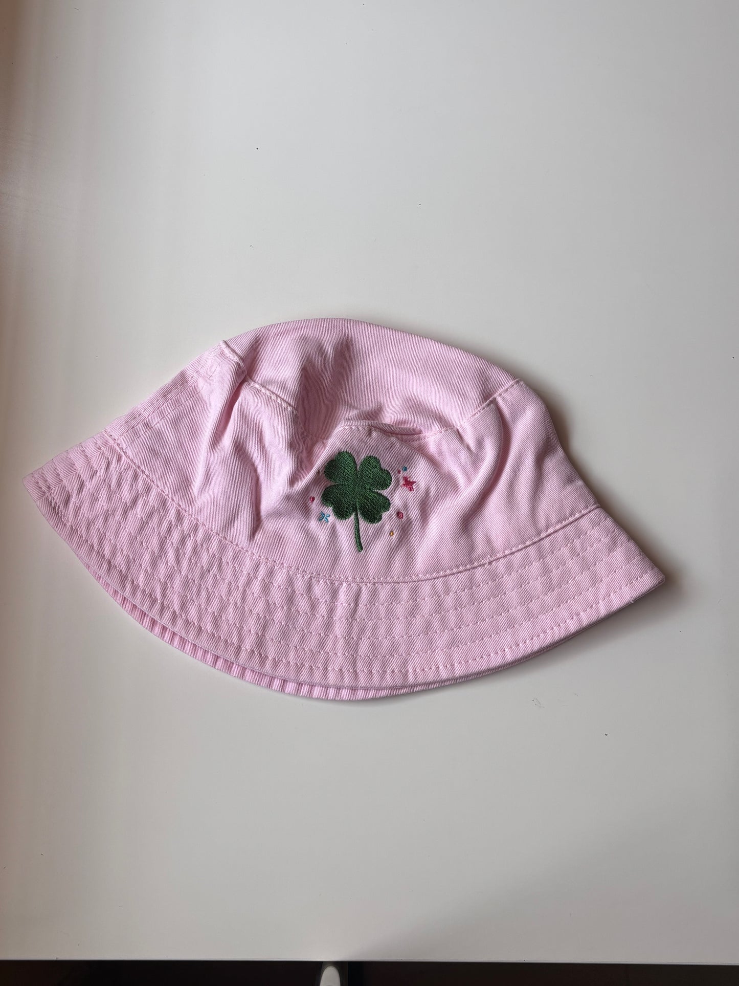 Lucky coral bucket hat
