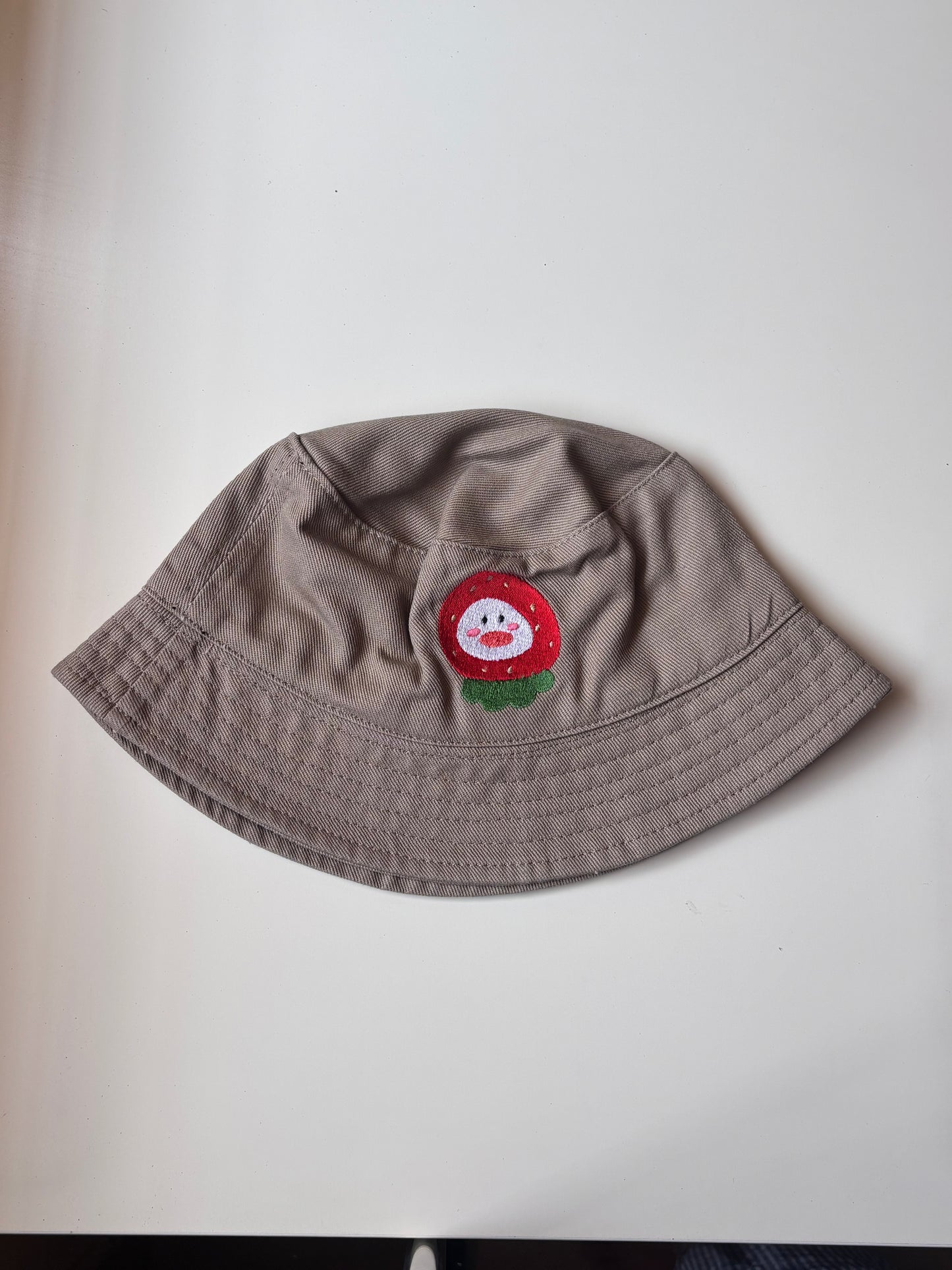 Ducky in berry bucket hat